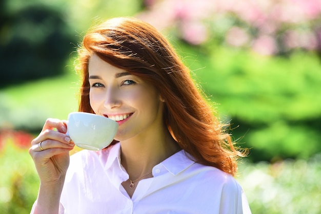 Chica bebiendo café joven tras romper sosteniendo la taza y beber café