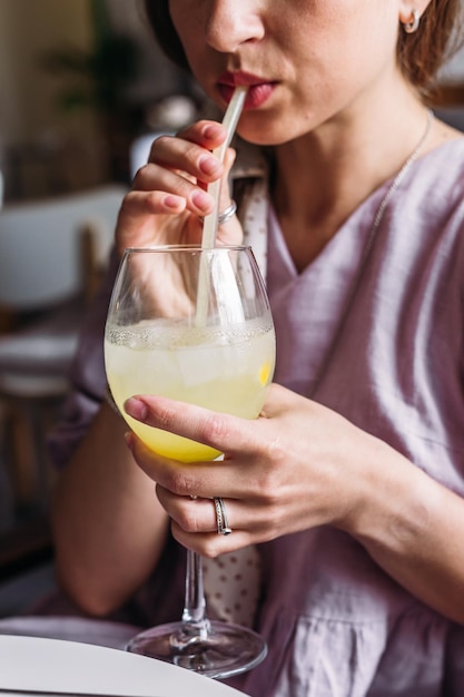 Foto chica bebiendo un cóctel sin alcohol de verano con hielo