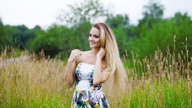 Chica de belleza al aire libre disfrutando de la naturaleza