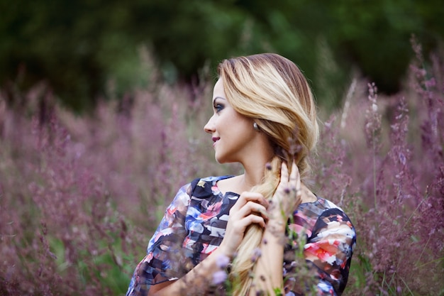 Chica de belleza al aire libre disfrutando de la naturaleza