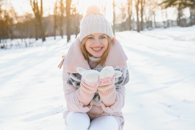 Una chica de belleza en el fondo de invierno.