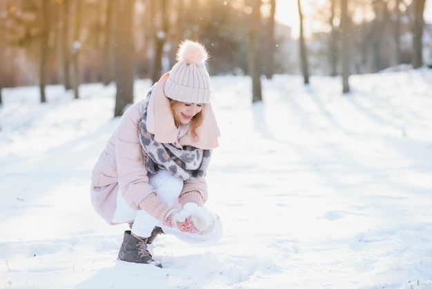 Una chica de belleza en el fondo de invierno.