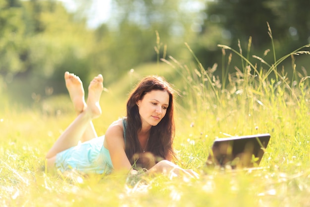 Chica de belleza con laptop al aire libre