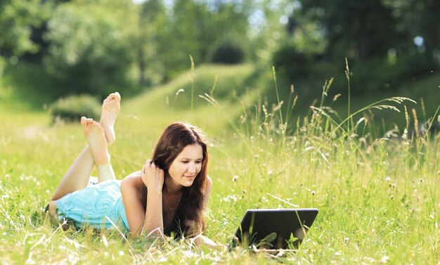 Chica de belleza con laptop al aire libre