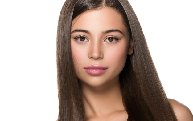 Chica de belleza de pelo largo de mujer de pelo liso con labios rosados. aislado en blanco