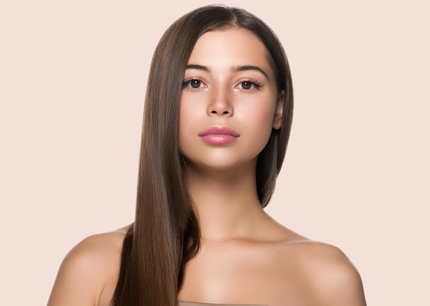 Chica de belleza de pelo largo de mujer de pelo liso con labios rosados. fondo de color Rosa