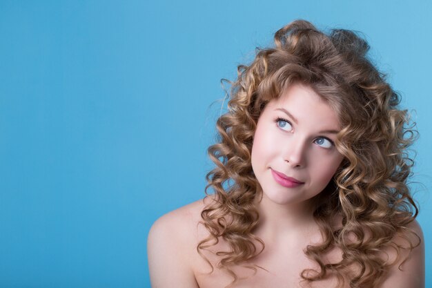 Chica de belleza con el pelo largo y rizado.