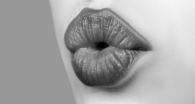 Chica besando Labios femeninos besan Cuidado de labios de belleza natural Labios femeninos sexy con lápiz labial rosa Bocas abiertas para mujeres sensuales Labio rojo con brillo de labios brillante Lengua y sexy