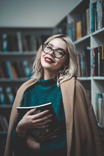 Chica en la biblioteca