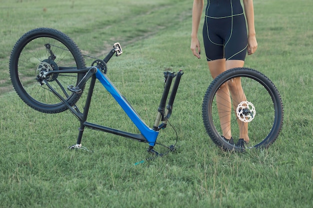 Chica en una bicicleta de montaña en offroad Fitness girl monta una moderna bicicleta de montaña de fibra de carbono