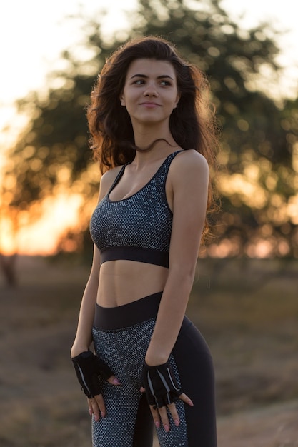 Chica en una bicicleta de montaña en offroad hermoso retrato de un ciclista al atardecer