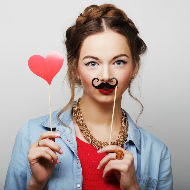 Chica con bigotes falsos.