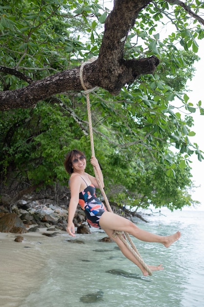 Chica de bikini de retrato con concepto de belleza de mujer asiática de fondo de mar