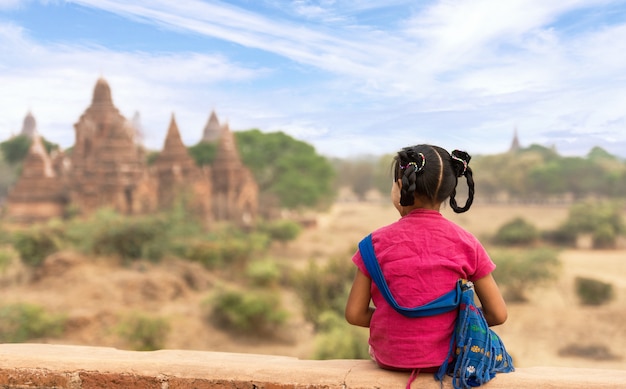 Chica birmana en el viejo Bagan, Myanmar