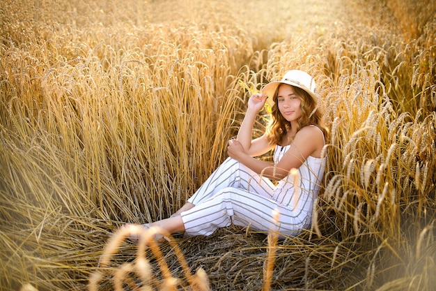 Una chica de blanco en un campo de trigo Hora de verano