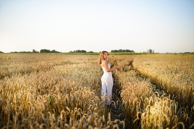 Una chica de blanco en un campo de trigo Hora de verano