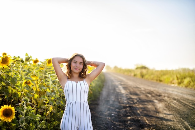 Una chica de blanco en girasoles Hora de verano