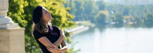 La chica de la boina y la falda en el parque Retrato de niña linda en estilo francés