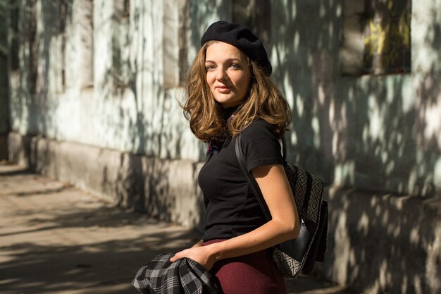 La chica de la boina y la falda en el parque.