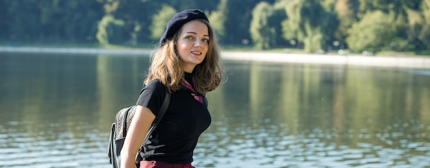 La chica de la boina y la falda en el parque.