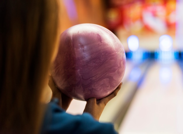 Chica con bola de bolos rosa