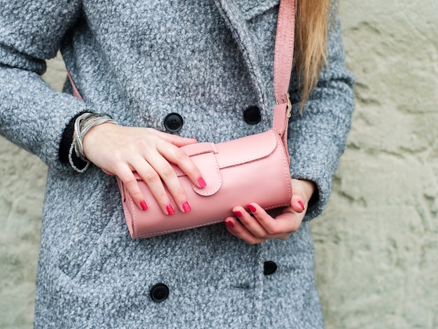 Foto chica con bolsa de cuero