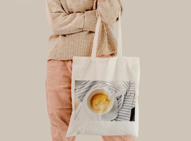 Foto chica con bolsa ecológica de lino de algodón con taza de café