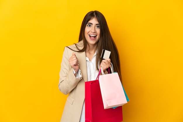 Chica con bolsas de la compra sobre fondo aislado