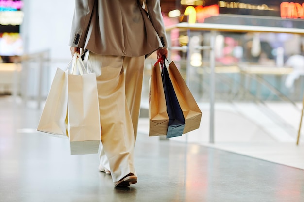 Chica con bolsas de compras en Mall Minimal