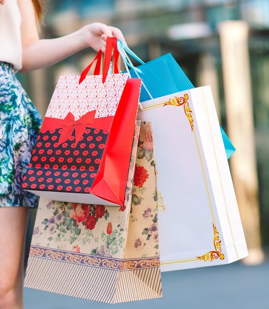 Chica con bolsas de compras.