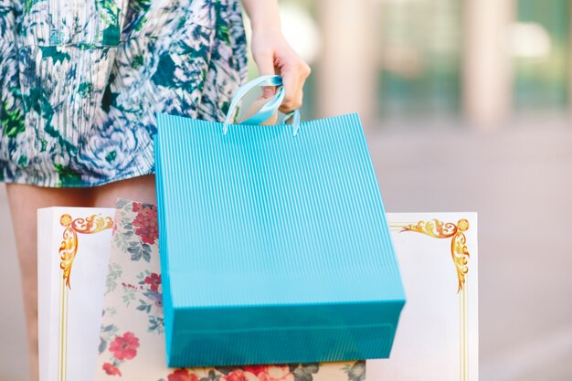 Foto chica con bolsas de compras.