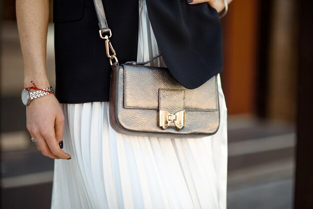 Chica con bolso sobre su hombro al aire libre Traje de moda mujer con bolso