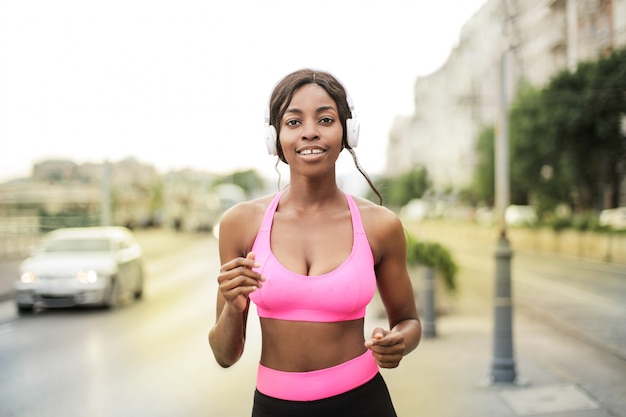 Chica bonita afro corriendo