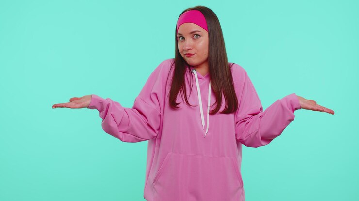 Foto chica bonita confundida sintiéndose avergonzada por una pregunta ambigua teniendo dudas sin idea persona sin idea