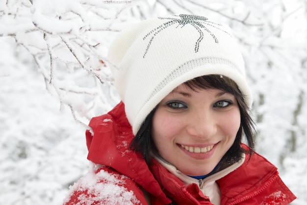 Chica bonita de invierno en el bosque de nieve