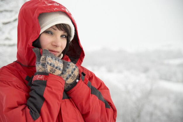 Chica bonita de invierno en el bosque de nieve