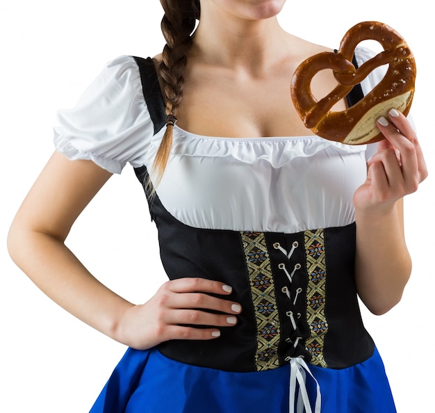 Chica bonita oktoberfest con pretzel