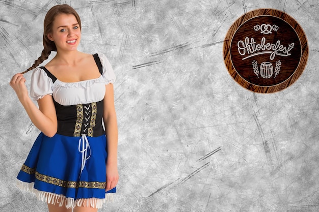 Foto chica bonita de oktoberfest sonriendo a la cámara contra gráficos de oktoberfest