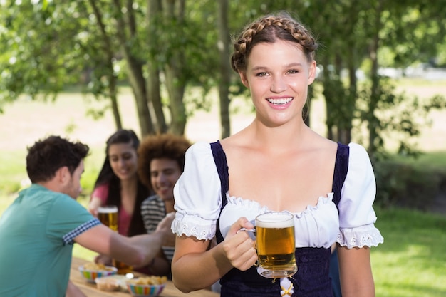 Chica bonita oktoberfest sonriendo a la cámara