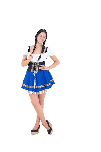 Chica bonita oktoberfest sonriendo a la cámara