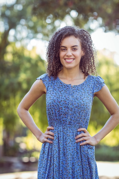 Chica bonita de pelo rizado en un parque