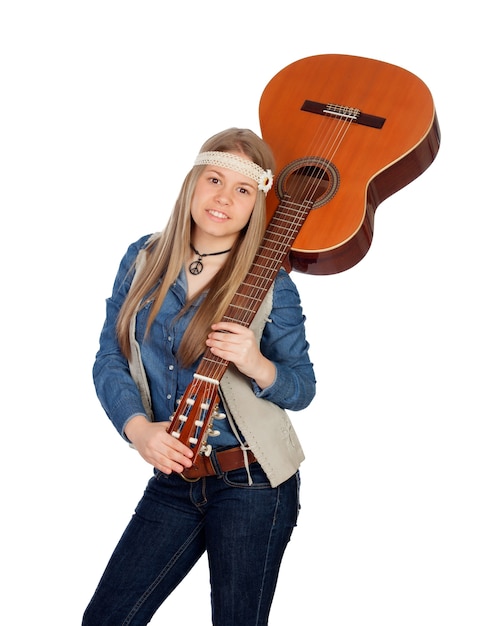 Chica bonita con ropa de hippie y una guitarra aislada sobre fondo blanco