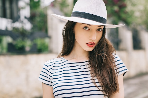 chica bonita con sombrero