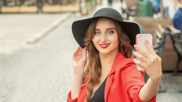 Chica bonita turista está tomando una selfie.