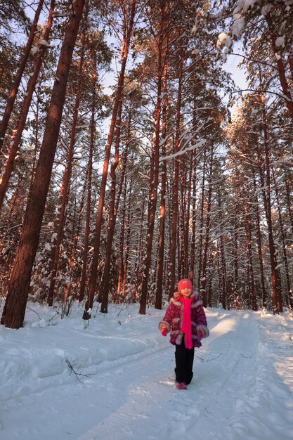 Chica en bosque de invierno