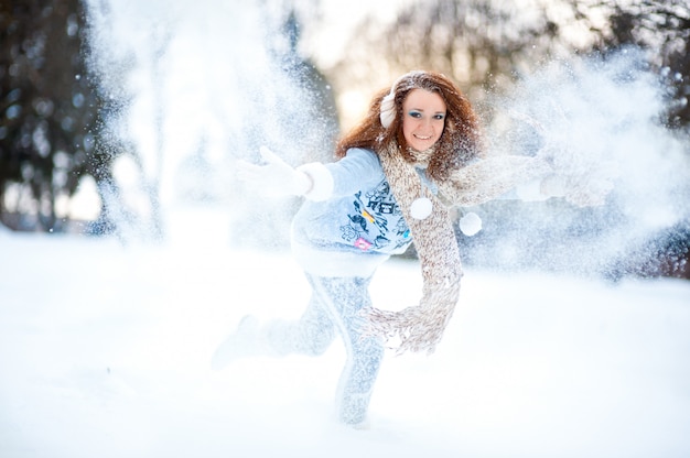 Chica en bosque nevado