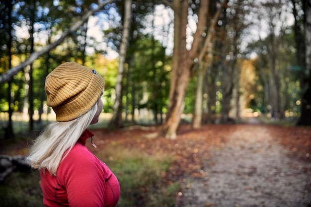 Chica en el bosque de otoño