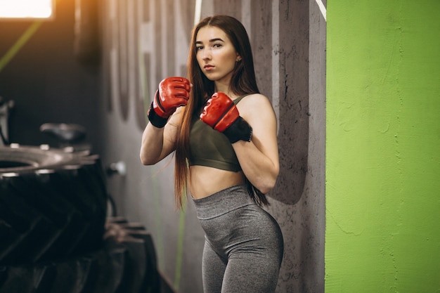 Chica de boxeo en el gimnasio