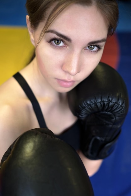 Foto chica de boxeo sexy adulta joven posando con guantes