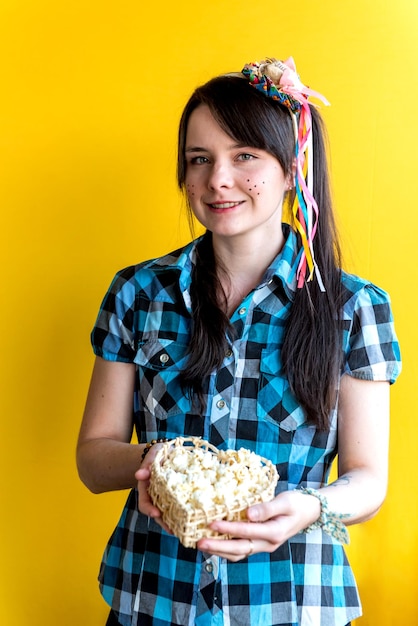 Chica brasileña en fiesta de junio con palomitas de maíz